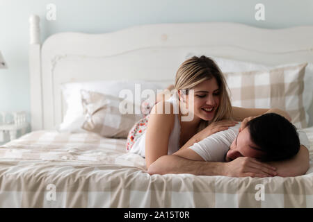 Junge attraktive Paar romantische Zeit im Bett Stockfoto