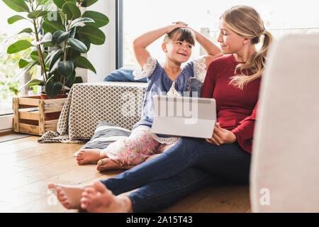 Mutter und Tochter mit tablet zu Hause Stockfoto