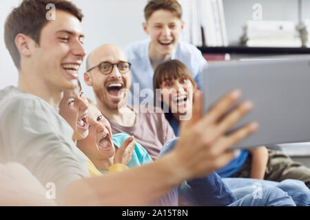 Große Familie Spaß zu Hause, mit digitalen Tablet Stockfoto