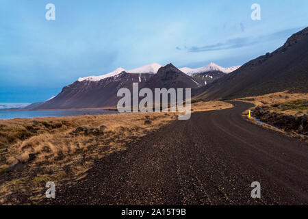 Island, Stokksnes, Klifatindur Vestrahorn Landschaft im frühen Morgen Stockfoto