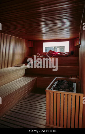 Paar in der Sauna entspannen Stockfoto
