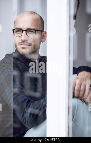 Mann nachdenklich Blick aus dem Fenster Stockfoto