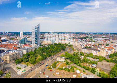 Hohe Betrachtungswinkel von City-Hochhaus Leipzig Stadt gegen den Himmel Stockfoto