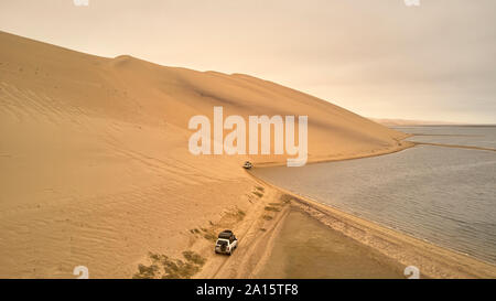 Luftaufnahme der Expedition von 4x4 Autos, von Tombua zu Foz de Cunene, Angola, Afrika Stockfoto