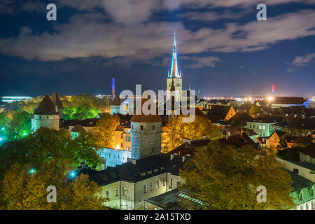 Nacht Blick auf die Altstadt mit St. Olaf Kirche, Tallinn, Estland Stockfoto