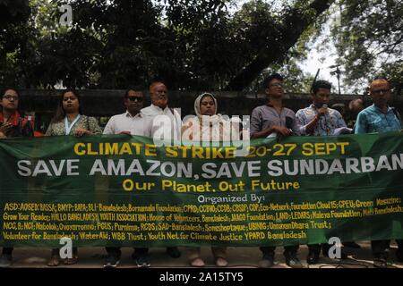 Dhaka, Bangladesch. 24 Sep, 2019. Studenten und Mitglieder der verschiedenen nicht-staatlichen Organisation halten Poster, wie sie sich an einem Streik Tag nehmen den Klimawandel vor dem National Press Club zu protestieren. Credit: MD Mehedi Hasan/ZUMA Draht/Alamy leben Nachrichten Stockfoto