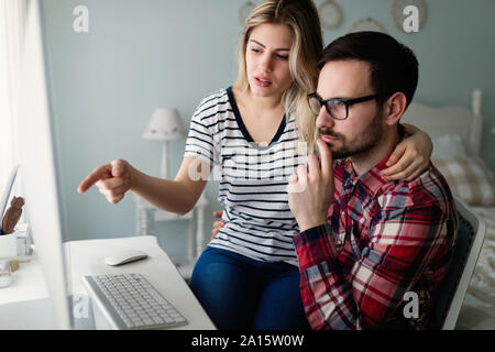 Junge attraktive Designer zusammen arbeiten von zu Hause aus Stockfoto