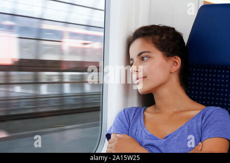 Teenage Mädchen allein mit dem Zug reisen, suchen Sie im Fenster Stockfoto