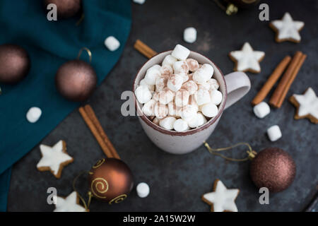 Tasse heiße Schokolade mit Marshmallows an Weihnachten Stockfoto