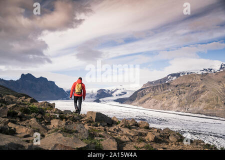 Reifer Mann Wandern im Skaftafell Nationalpark Vatnajökull Gletscher, Island Stockfoto