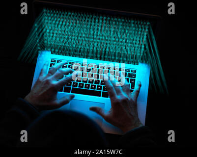 Cyberkriminalität, ein Hacker mit einem virus Software in Angriff zu nehmen Stockfoto
