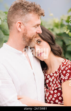Glückliches Paar in den Weinbergen Stockfoto