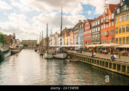 Mit alten bunten Häuser und historische Boote des Nyhavn, Kopenhagen, Dänemark verankert Nyhavn Stockfoto