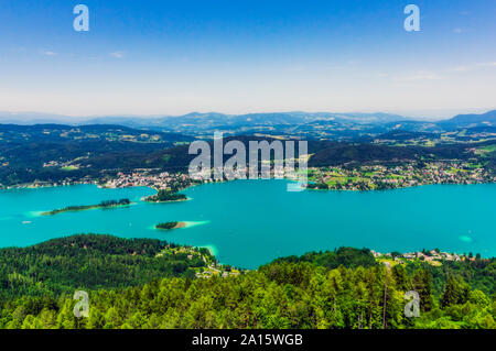 Malerischer Blick auf Inseln im See Wörthersee vom Pyramidenkogel Turm gegen Sky Stockfoto