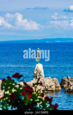 Maiden mit der Möwe Statue von Adria gegen Sky Stockfoto