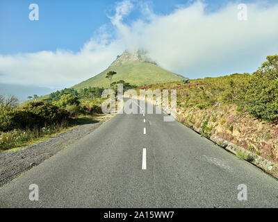 Leere asphaltierte Straße in Richtung Lions Head Mountain, Cape Town, Südafrika Stockfoto