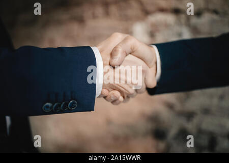 Nahaufnahme von zwei Geschäftsleute Händeschütteln Stockfoto
