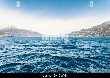 Blick auf den Comer See und die Alpen im Winter von Bellagio, Italien Stockfoto