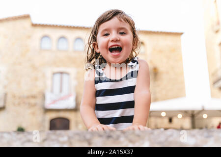 Portrait von glücklichen kleinen Mädchen im Sommer tragen ein gestreiftes Kleid Stockfoto