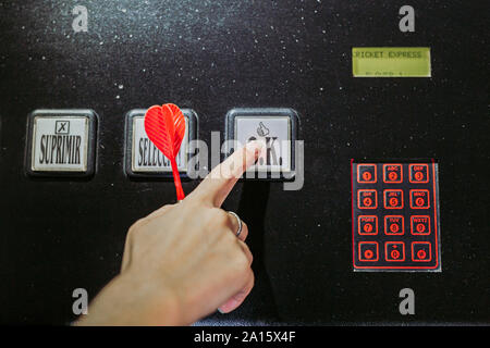 Nahaufnahme der Frau hand Einschalten elektronische Dartscheibe Stockfoto