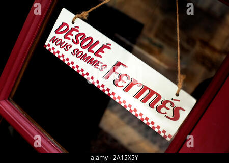 Geschlossen Schild an einem Schaufenster in einem französischen Dorf Stockfoto