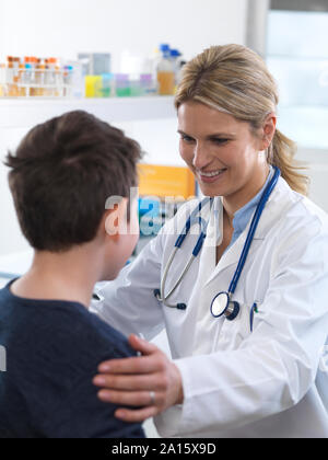 Eine junge Ärztin geben einige Hinweise bei einem Termin in der Klinik Stockfoto