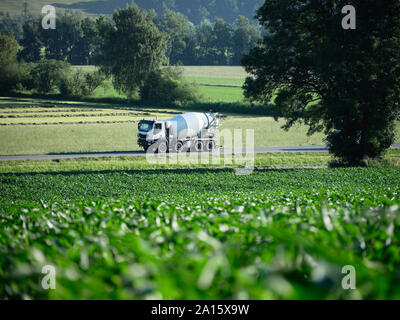 Zement Stapler fährt auf der Autobahn entlang grüner Bereich Stockfoto