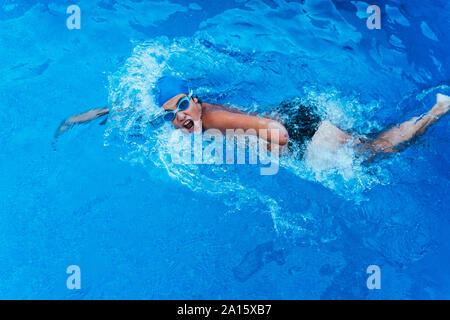 Paralympischen junge Schwimmer Crawling in einem Pool Stockfoto