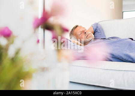 Ältere Menschen liegen auf der Couch zu Hause ein Nickerchen Stockfoto