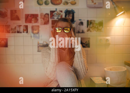 Junge Frau mit Sonnenbrille, Kaugummi bubble Stockfoto