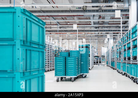 Türkisfarbenen Container in modernen Werks- und Lagergebäude, Stuttgart, Deutschland Stockfoto