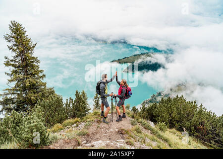 Glückliches junges Paar auf einer Wanderung in den Bergen hohe Fiving, Herzogstand, Bayern, Deutschland Stockfoto