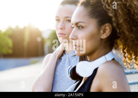 Porträt von zwei überzeugt sportliche junge Frauen Stockfoto