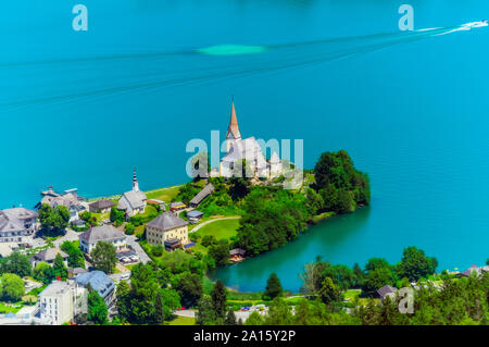 Hohe Betrachtungswinkel von Kirche und Turm Pyramidenkogel am Wörthersee Stockfoto