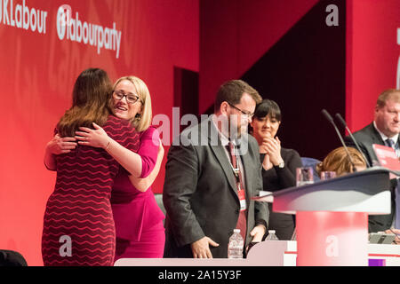 Brighton Centre, Brighton, England, UK. 24. September, 2019. Sue Hayman M.P (links) Shadow Umweltminister gratulierte, auf der Bühne von Rebecca Long-Bailey M.P. (rechts) von der Labour Party, jährliche Konferenz 2019 Credit: Alan Beastall/Alamy Leben Nachrichten. Stockfoto