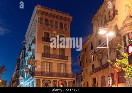 Casa Bruno Cuadros bei Nacht, Barcelona, Spanien Stockfoto