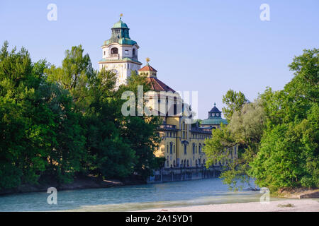 Deutschland, Oberbayern, München, Isar und Mullersches Volksbad Gebäude Stockfoto