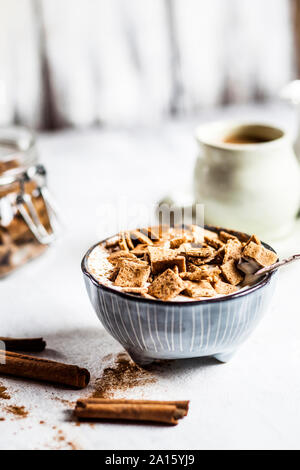 Nahaufnahme der frische, hausgemachte gebackene Zimt Müsli mit Joghurt in der Schüssel auf dem Tisch Stockfoto