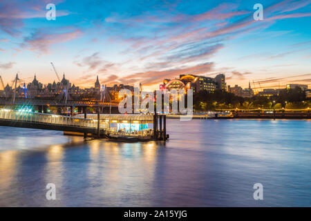 Skyline von London City mit Festival Pier Ferry Station, London, UK Stockfoto