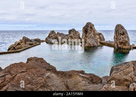 Natürlichen Pool von vulkanischer Lava in Porto Moniz an der Nordküste der Insel Madeira, Portugal Stockfoto