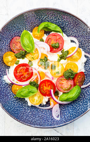 Direkt über der frische Mahlzeit in der Schüssel Stockfoto