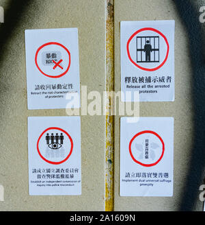 Pro Demokratie und anti Auslieferungsrecht Proteste Parolen und Plakate in Hongkong. 24. September 2019. Große so genannte Lennon Mauer im fußgängertunnel am Hang Hau neue Stadt in den New Territories. Abgebildet; Detail der Noten denunzieren Auslieferungsrecht von der Regierung vorgeschlagen, um Wände mit zahlreichen anti China Poster und Nachrichten fest. Stockfoto