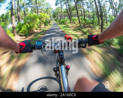 Frankreich, Landes, älterer Mann auf e-Bike im Wald Stockfoto