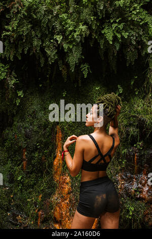 Sportliche junge Frau mit Litzen in den Wald Stockfoto