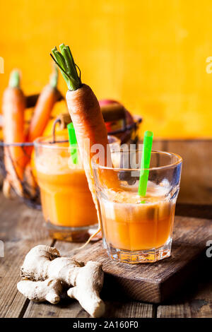 Glas frisch gepressten Apfel - orange - Karottensaft mit Ingwer Stockfoto