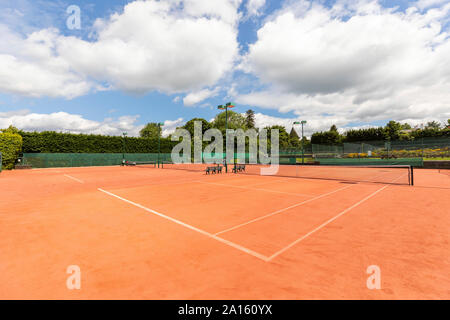 Leere Tennisplatz mit Sport net und Ecke Markierungen gegen Sky Stockfoto