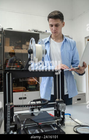 Student, 3D-Drucker, mit Laptop Stockfoto