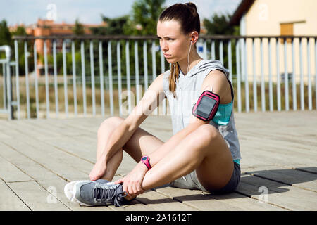 Sportlich junges Mädchen tun stretching Übung Stockfoto