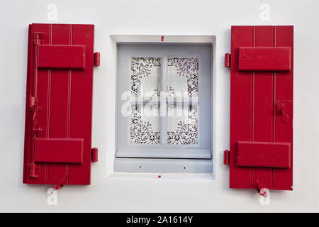 Vintage Fenster und roten Fensterläden auf einer Fassade im französischen Baskenland Stockfoto