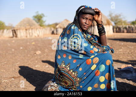 Porträt einer Muhacaona Frau in ihrer traditionellen Buntes Kleid, Oncocua, Angola Stockfoto